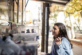 image of 露丝更自由 speaking with food truck operators. 